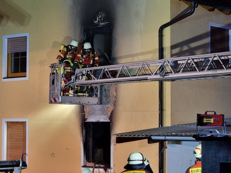 Auch die Einsatzkräfte der Feuerwehr konnten nicht verhindern, dass Erd- und Obergeschoss komplett ausbrannten. 