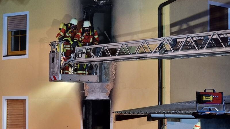 Auch die Einsatzkräfte der Feuerwehr konnten nicht verhindern, dass Erd- und Obergeschoss komplett ausbrannten.