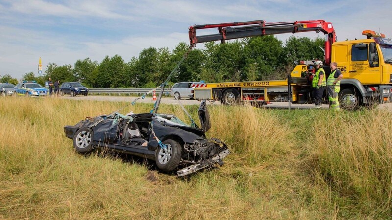 Auf der A92 bei Wörth an der Isar hat sich am Mittwochnachmittag ein BMW überschlagen. Beide Insassen wurden schwer verletzt.