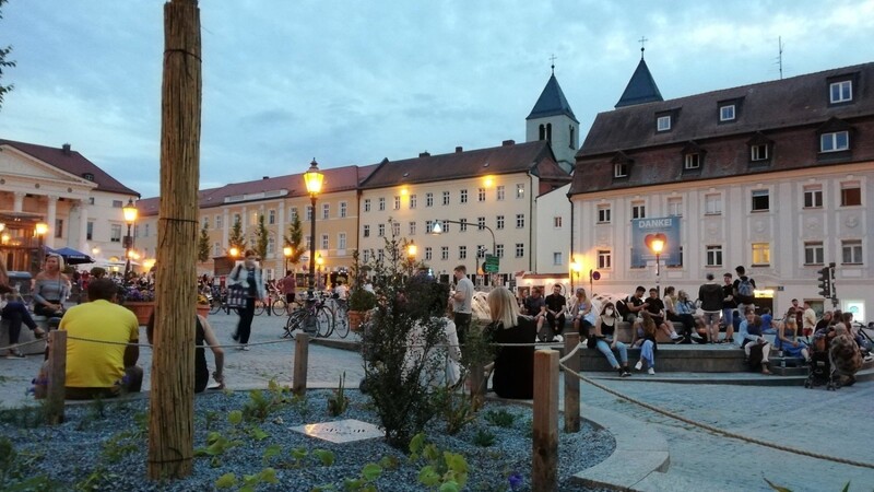 Der Bismarkplatz in Regensburg am ersten Freitagabend im Juni