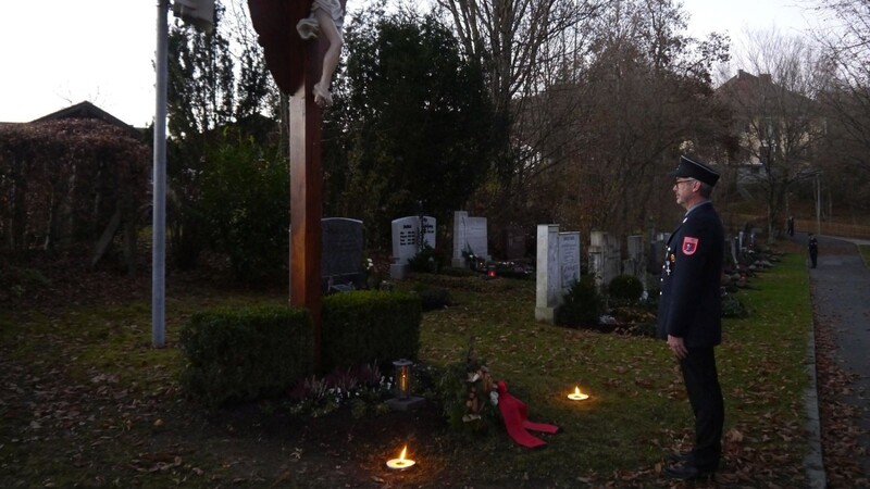 Der 2. Vorsitzende Michael Pongratz legte am Friedhofskreuz ein Waldgesteck nieder.
