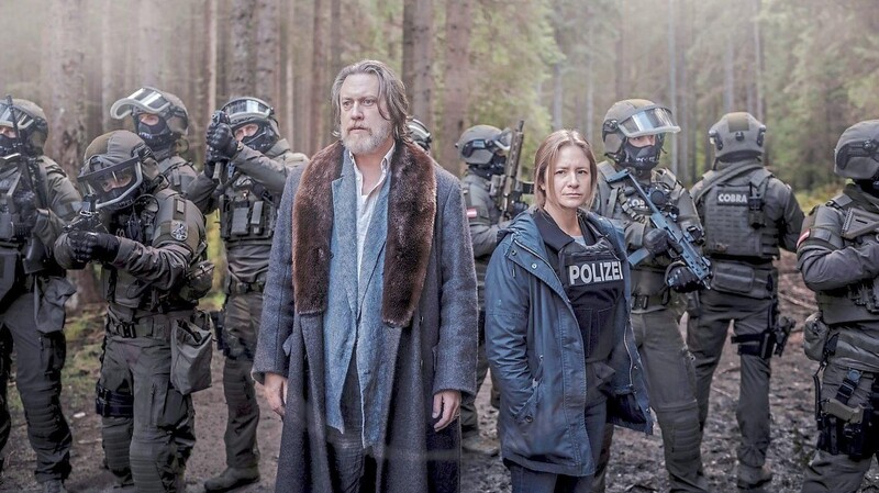 Die Hauptdarsteller Nicholas Ofczarek (Gedeon Winter) und Julia Jentsch (Ellie Stocker) in den Wäldern rund um Bodenmais.