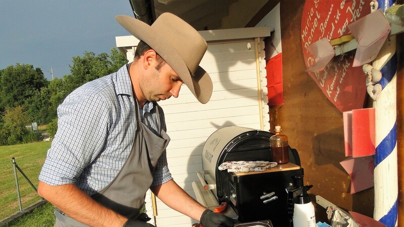 In Texas fing Ebners Begeisterung für das Barbecue an. Deshalb trägt er beim Einstreichen mit dem Mopp auch den schicken Cowboyhut.
