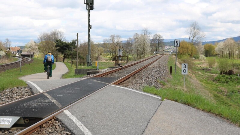 Der Radweg in Cham-Altenstadt wird verlegt, damit künftig kein Überqueren der Gleise mehr nötig ist.