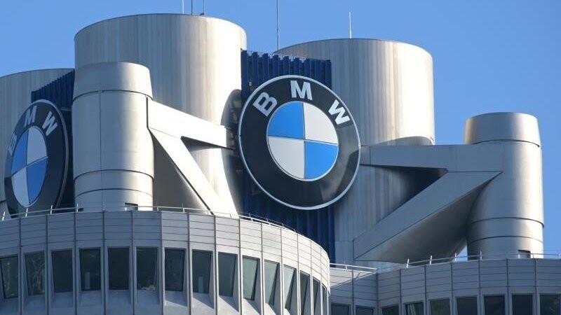 Das BMW-Logo auf dem Firmensitz des Automobilherstellers. Foto: Tobias Hase/dpa/Archivbild