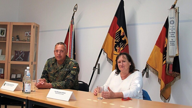 Bundestagsabgeordnete Marianne Schieder war zu Gast in der Chamer Nordgaukaserne, wo ihr Kommandeur Andreas Kühne die Entwicklungen am Standort und die Auswirkungen des Krieges in der Ukraine erläuterte.