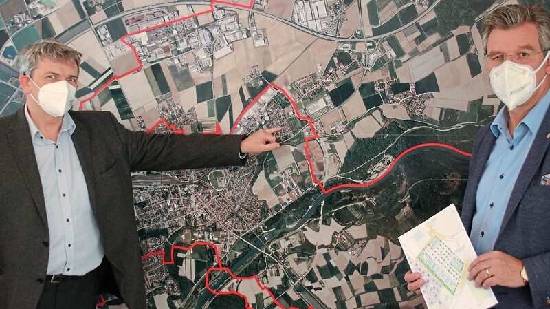 Bürgermeister Hans Schmalhofer und Geschäftsführer der Isarkies Wohn- und Gewerbegrund GmbH und Co. KG Herbert Blaschke (v.r.) zeigen an der Stadtkarte den zukünftigen Standort an der Scheiblerstraße.