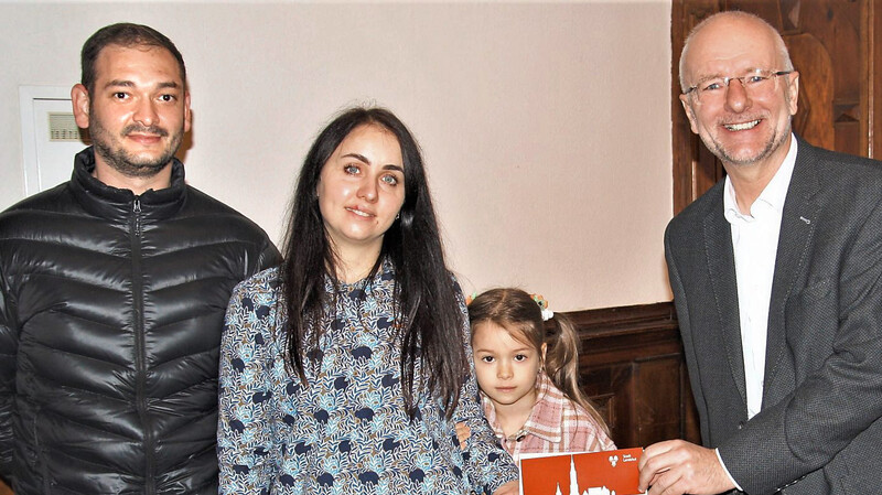 Oberbürgermeister Alexander Putz mit der aus der ukrainischen Region Saporischschja geflüchteten Familie Vlasiuk um Mutter Kateryina, Vater Yevheyii und der sechs Jahre alten Tochter Marharyta.
