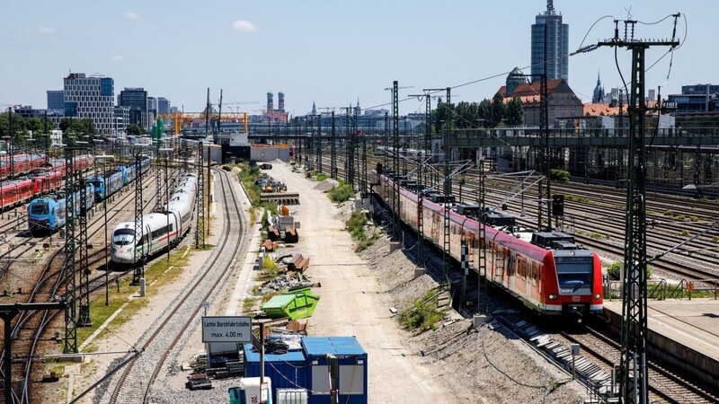Die Verteuerung der zweiten S-Bahn-Stammstrecke in München bleibt Thema im Verkehrsausschuss des bayerischen Landtags.