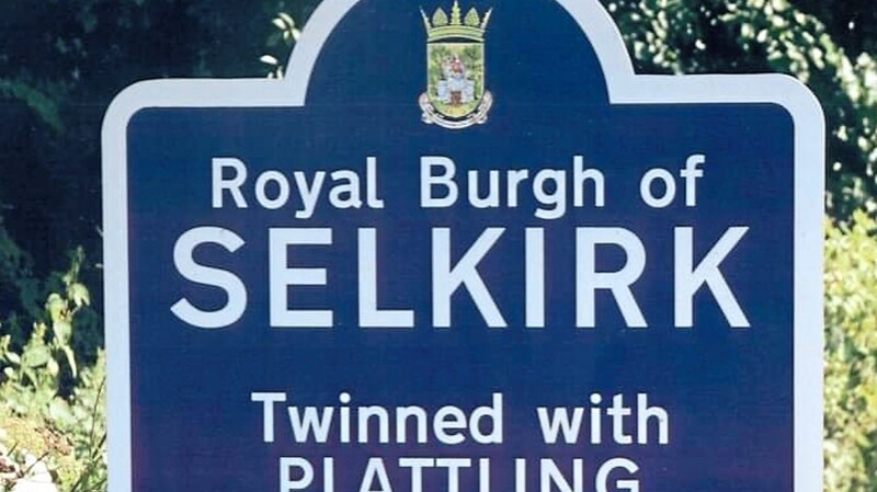 Plattlings Partnerstadt Selkirk ist bereits seit vielen Jahren eine Fairtrade Stadt, wie das Ortsschild zeigt.