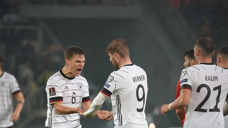 Das DFB-Team um Timo Werner (M.) und Joshua Kimmich (l.) feiert mit dem Sieg gegen Nordmazedonien das WM-Ticket.