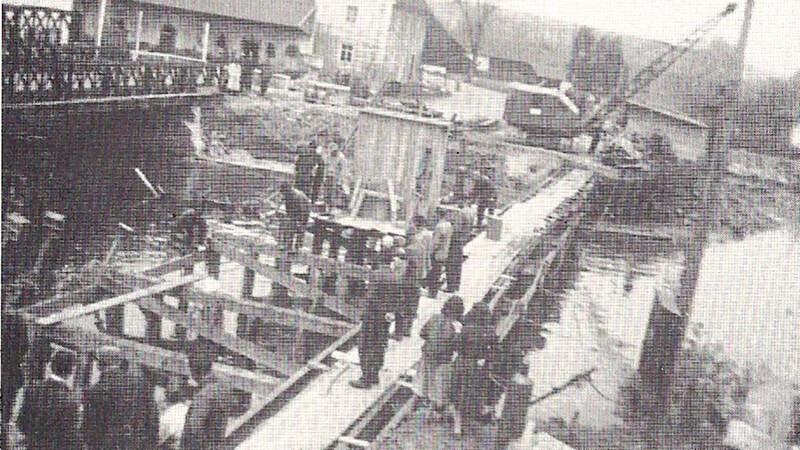 Die in den letzten Kriegstagen des April 1945 zerstörte Brücke bei der Huber-Mühle wurde später durch eine Behelfsbrücke ersetzt. 1956 erhielt der Ort dann wieder eine neue, stabile Brücke. Die Baulast ging im Zuge der Verlegung der Bundesstraße 15 vor vielen Jahren auf den Markt über.