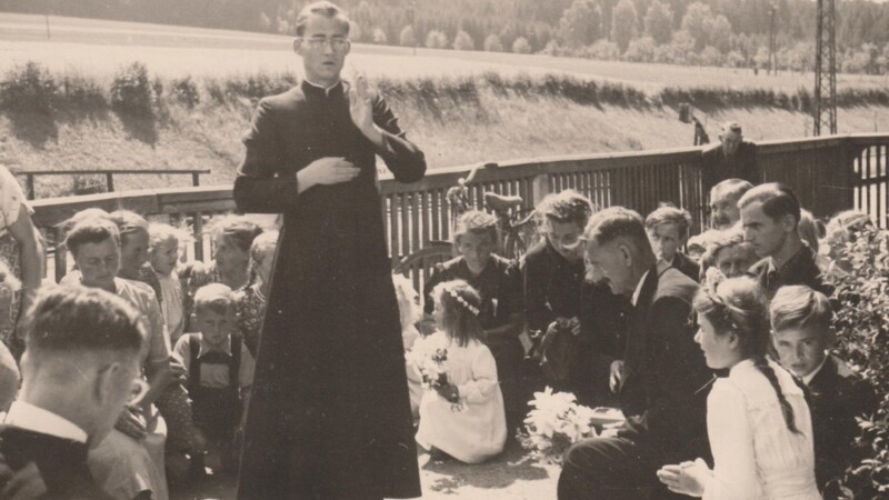 Nach der Ankunft am Bahnhof Steinrain segnete der Neupriester das Empfangskomitee. Rechts im Bild Bruder Willi und daneben Schwester Cornelia.