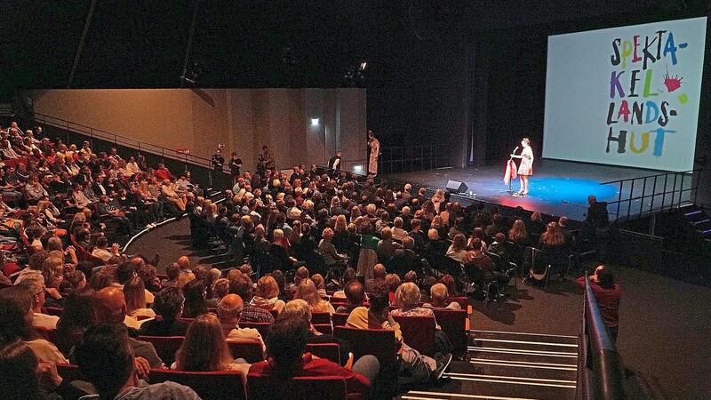 Ausverkauftes Haus bei der Eröffnungsgala des Stadtspektakels: Es läuft noch bis zum Sonntagabend.