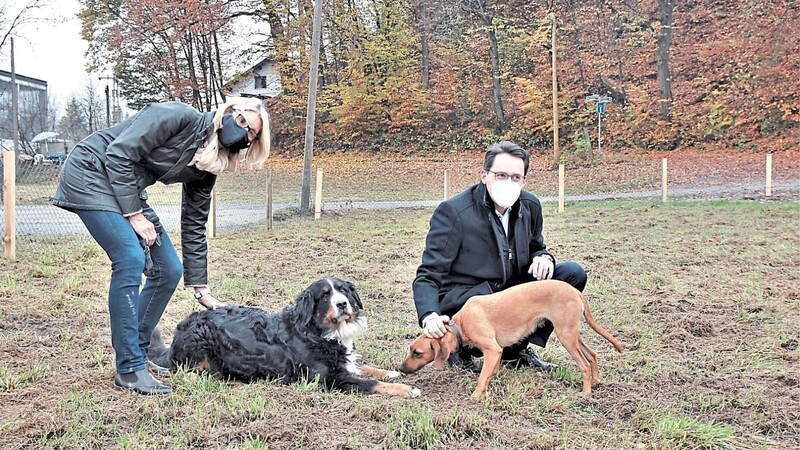 Bei der Eröffnung des neuen Hundespielplatzes: Renate Wasmeier und Oberbürgermeister Christian Moser mit den Hunden Lotte (l.) und Aika.