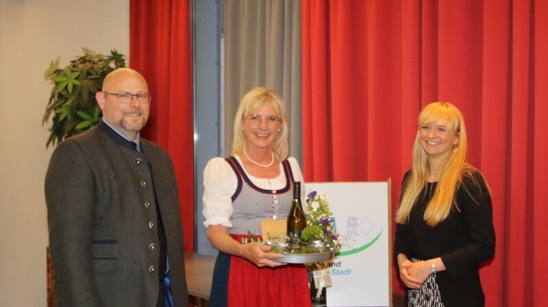 Ulrike Scharf (Mitte), Staatsministerin für Familie, Arbeit und Soziales, wurde von Kreisvorsitzender Katharina Dilger (rechts) und stellvertretendem Kreisvorsitzenden Markus Achatz (links) mit einem Präsent bedacht.