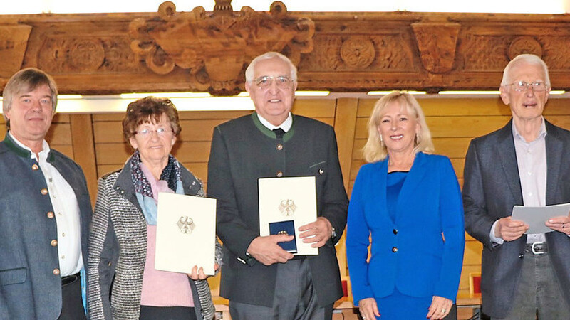 Landrat Peter Dreier überreichte die Auszeichnungen an Frieda Rembeck (3.v.l.), Monsignore Johann Schober (4.v.l.) und Rolf Reuter (2.v.r.) in Anwesenheit der jeweiligen Bürgermeister.