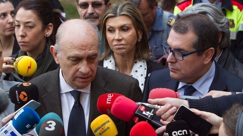 Der spanische Innenminister Jorge Fernandez Diaz (l) wendet sich am 20. März 2016 vor dem Hotell SC Corona an die Presse. 13 Studentinnen sind bei dem schweren Busunglück in Tortosa/Tarragona (Spanien) um's Leben gekommen.