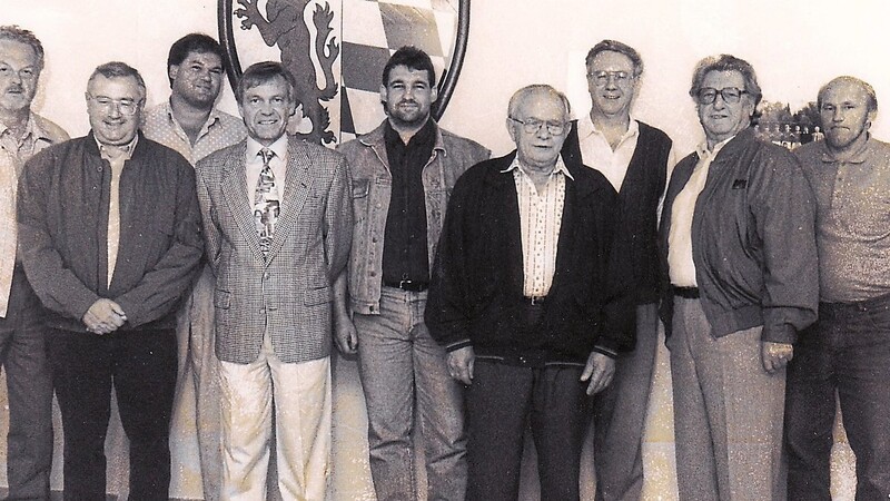 Der TSV-Vorstand im Jahr 1994 (v.li.): Otto Schober, Alfred Betz, Josef Perzl, Friedhelm Eggemann, Roman Häglsberger, Ehrenvorsitzender Josef Kuhn, Hartmut Gemmer, Hans Meisburger und Hans Schwarzmeier.