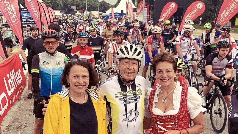 Barbara Wilfurth im Sommer beim Start des 37. Arber Radmarathons mit Oberbürgermeisterin Gertrud Maltz-Schwarzfischer und Sponsor Helmut Stadler.