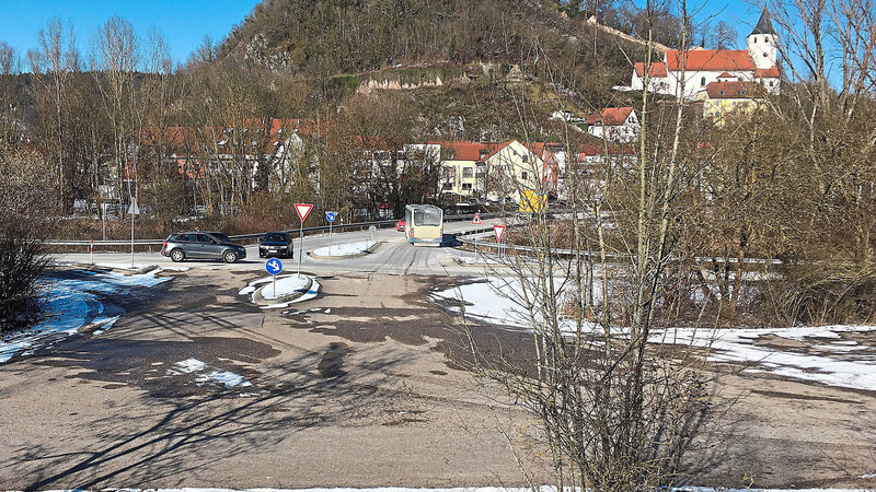 Die Abfahrt Donaustauf-Mitte, vom Pumpwerk aus gesehen, vor dem es nach Ansicht von Bernd Kellermann und Nicolai Bube genügend Platz für den Bau eines Kreisverkehrs gäbe. In einem Kreisverkehr würden sie viele Vorteile sehen.
