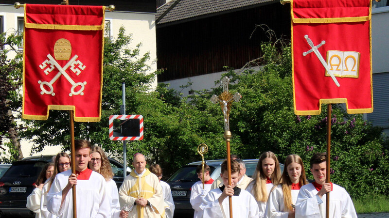 Zusammen mit Weihbischof Reinhard Pappenberger zog der liturgische Dienst zum Empfang der Vereine hinunter zum Dorfplatz Dalking.