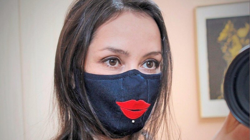 Sylwia Dyczka näht für ihr Label Moon's Fashion Child stylische Mundschutzmasken.