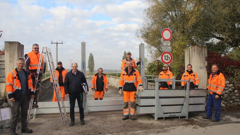 Die Mitarbeiter des Bauhofs mit Stefan Gärtner von der SER (4.v.l.) beim Aufbau der Deichbalkenverschlüsse.