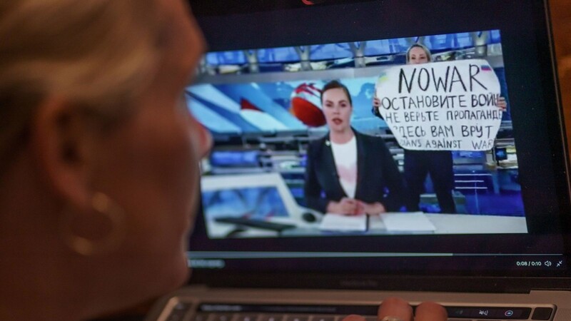 In Russland ist es Medien verboten, den russischen Einmarsch in die Ukraine als "Krieg" oder "Invasion" zu benennen - eine Frau tat in einer Nachrichtensendung genau das.