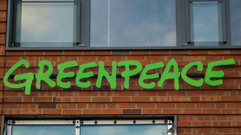 Am Ostseestrand demonstrieren Greenpeace-Mitglieder für den Ausbau der erneuerbaren Energien. (Symbolbild)