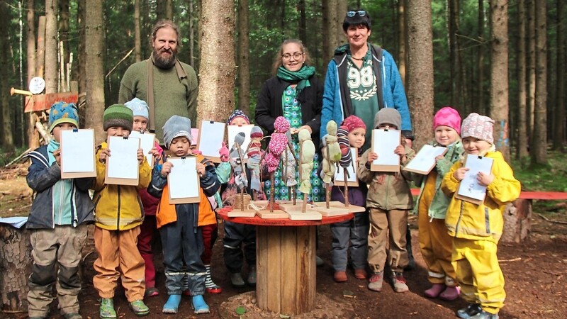 Andi Dünne und Julia Breu (Mitte) sind aktuell für zwei Tage im Waldkindergarten bei den Glückszwergen engagiert. Diese Kooperation mit der Kunstschule Cham finanzieren die Eltern der 19 Kinder selbst.