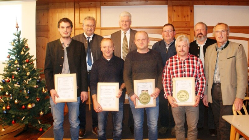 Das Foto zeigt die geehrten Rinderzüchter zusammen mit Landrat Josef Laumer und den verantwortlichen und Referenten der Züchterversammlung.