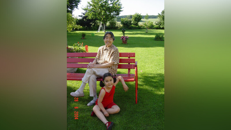 Stefanies Oma Yu Zhen hat auch einen gebundenen Fuß. Auf dem Foto ist Stefanie vier Jahre alt.