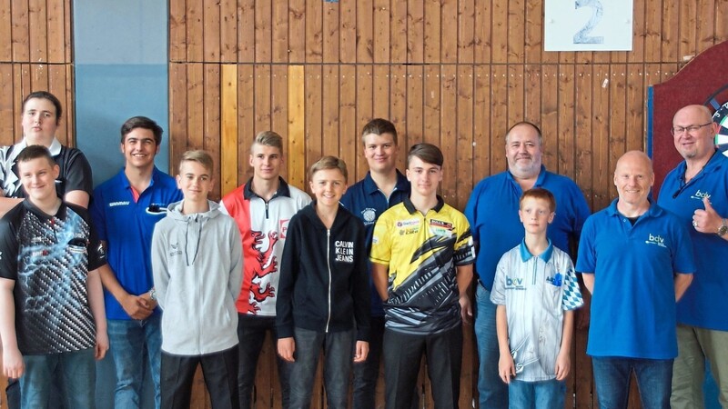 Diese bayerischen Dart-Nachwuchsspieler vertreten ihr Bundesland im September beim Kings Cup mit ihrem Honorartrainer Peter Seidl (rechts), Landestrainer Axel Krauss (Zweiter von rechts) und BDV-Jugendwart Thomas Burger (Hinten, Dritter von rechts).