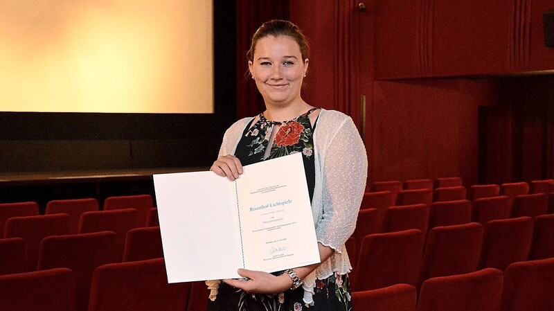 Kinobetreiberin Verena Dollinger freut sich über die Programmprämie, die der Film-Fernseh-Fonds Bayern jährlich vergibt.  Foto: Christine Fößmeier