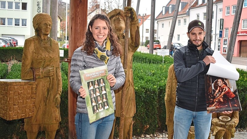 Werbung für den neuen Hopfenkalender machten Sebastian Grünberger und Katharina Meier, die Vorsitzenden des Ring junger Hopfenpflanzer.
