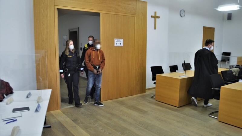 Zwei Beamte begleiteten den Beschuldigten der in Fuß- und Handfessel gelegt war in den Sitzungssaal am Landgericht Deggendorf.