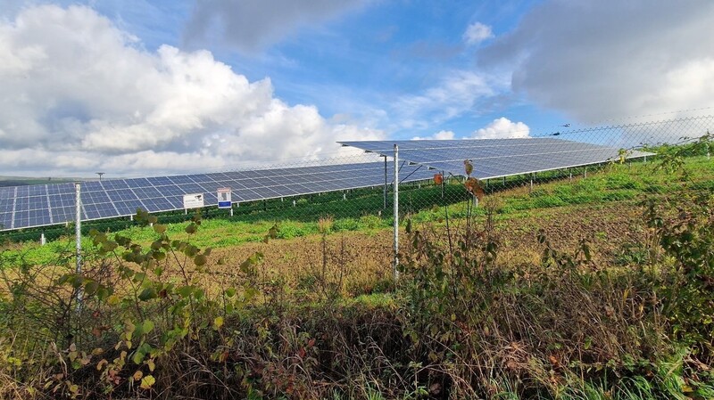 Solarparks wie dieser bei Oberlindhard werden zunehmend interessant für Gemeinden und Investoren.