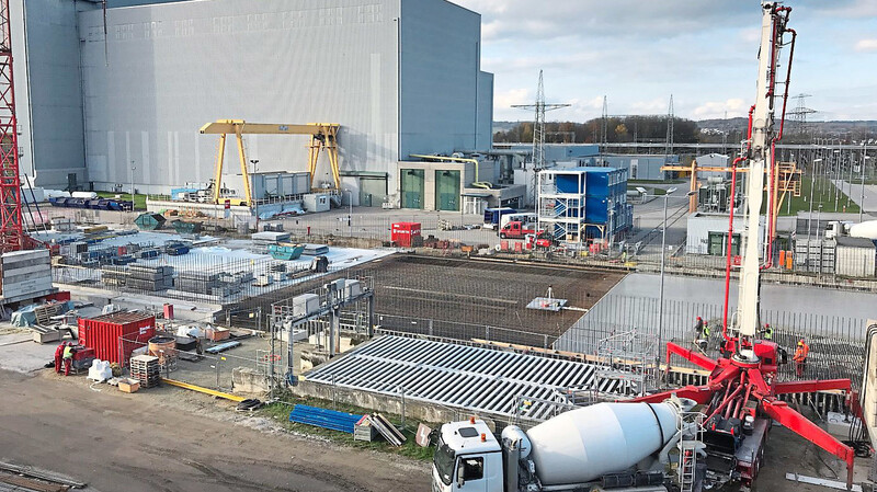 Die neue Bereitstellungshalle für schwach- und mittelradioaktive Abfälle aus beiden Reaktorblöcken nimmt Konturen an: Der Betonsockel ist gegossen.