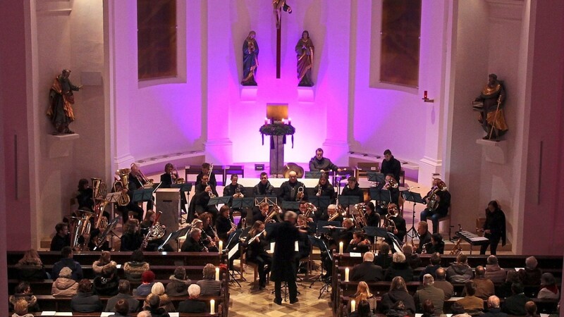 Das Blasorchester der Musikschule Ergoldsbach gab in der Pfarrkirche St. Peter und Paul ein Adventskonzert.