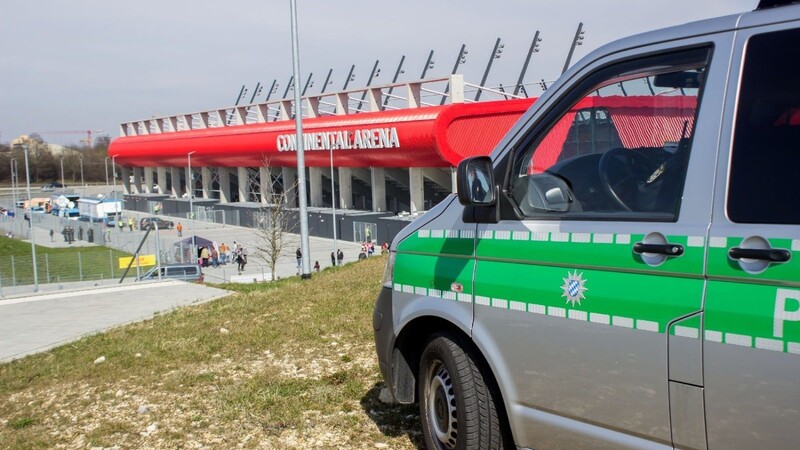Die Polizei rechnet am Samstag vor und nach dem Spiel SSV Jahn Regensburg und 1. FC Kaiserslautern mit Verkehrsbehinderungen im Umfeld des Stadion (Symbolbild).