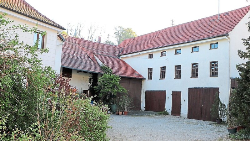 Auf dem Seehofer-Anwesen im Angerbereich der Landshuter Straße sollen die landwirtschaftlichen Gebäude (rechts) einem Mehrfamilienhaus weichen.