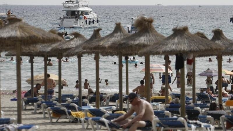 Touristen am Strand von Paguera. Spanien und die Niederlande sind seit Mitternacht als Corona-Hochinzidenzgebiete eingestuft.