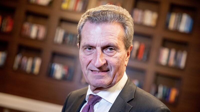 Günther Oettinger traut es dem gescheiterten EVP-Spitzenkandidaten Manfred Weber zu, sich noch einmal um den EU-Kommissionsvorsitz zu bewerben.