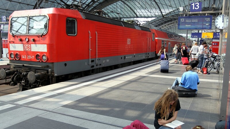 Auch Bahnkunden sollen von einer Zerschlagung der DB profitieren.