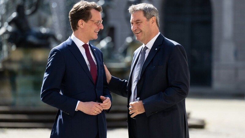Der bayerische Ministerpräsident Markus Söder (r.) begrüßt seinen nordrhein-westfälischen Amtskollegen Hendrik Wüst vor einer gemeinsamen Kabinettssitzung der beiden Bundesländer.