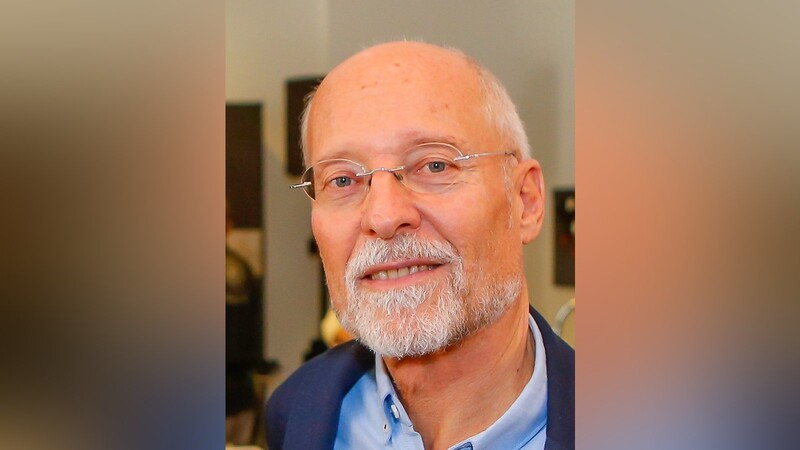Der Arzt (69), der in Freising Abitur gemacht hat, ist Autor vieler Bücher über alternative Heilmethoden, Psychologie und Lebenshilfe.