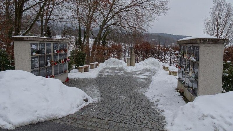 Die Urnenanlage im Rimbacher Friedhof wird wegen der steigenden Nachfrage erweitert.