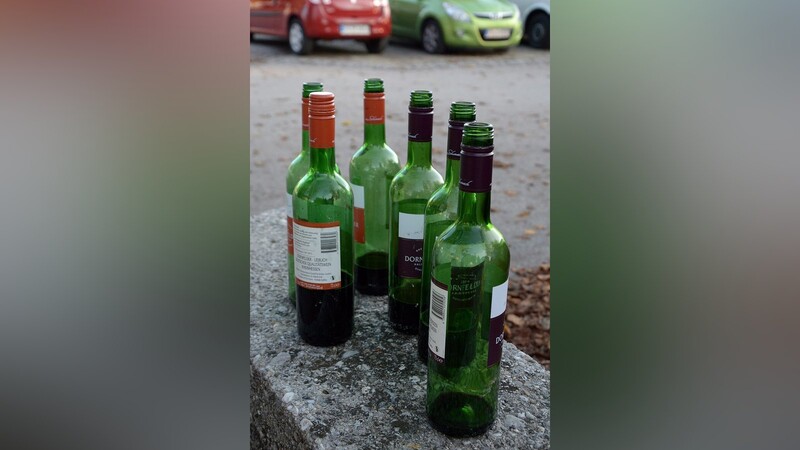 Die sechs Weinflaschen am Rand des Viehmarktplatzes an diesem Sonntag.
