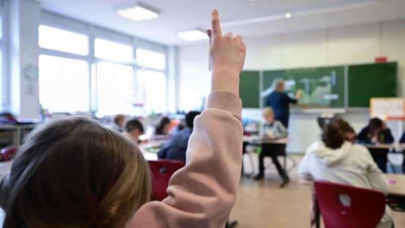 Die bayerische Staatsregierung hat den Fahrplan für eine bessere Bezahlung von Lehrern an Grund- und Mittelschulen beschlossen. Bis zum Jahr 2028 sollen alle Grund- und Mittelschullehrer in der Besoldungsgruppe A13 eingruppiert sein.